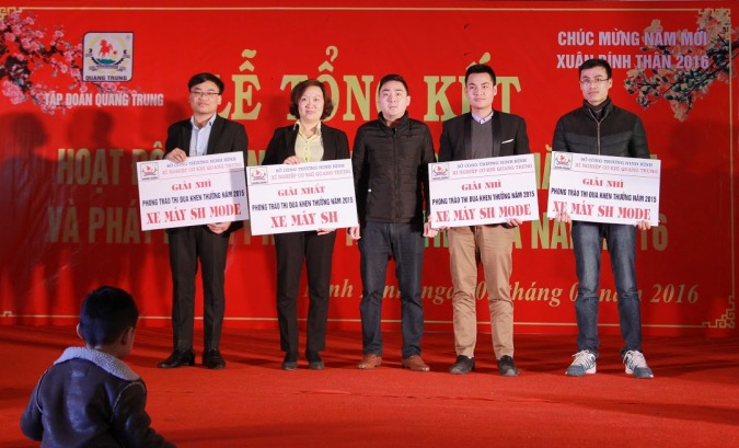Trao thưởng 01 xe ô tô và 05 xe SH trong Lễ tổng kết hoạt động sản xuất kinh doanh năm 2015